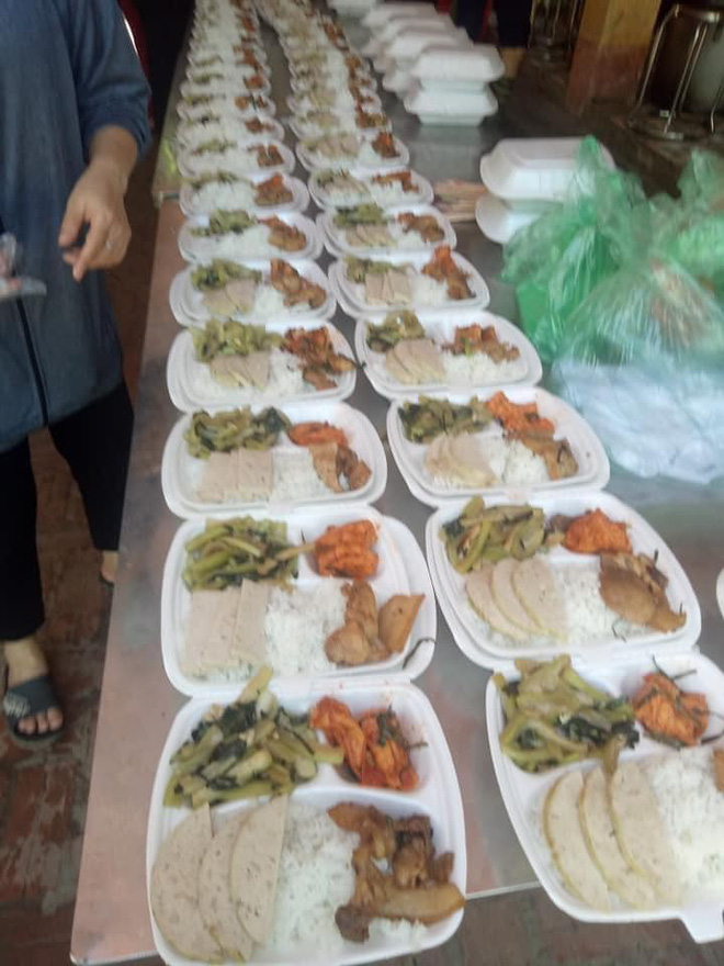Những phần cơm bắt mắt, mang bao tâm sức ở khu cách ly vậy mà vẫn bị chê 2 Những phần cơm bắt mắt, mang bao tâm sức ở khu cách ly vậy mà vẫn bị chê 2