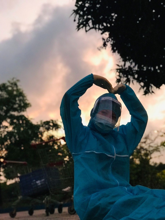 Nữ sinh viên 19 tuổi kể lại thời điểm cõng cụ bà F1 trong khu cách ly gây xúc động 2 Nữ sinh viên 19 tuổi kể lại thời điểm cõng cụ bà F1 trong khu cách ly gây xúc động 2