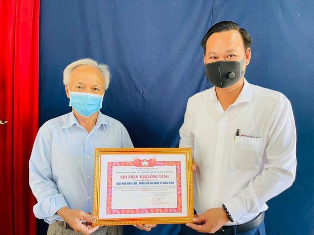 Ngày 3/6, đại diện của Hoài Linh tiết lộ đã giải ngân xong 15,2 tỷ đồng, kết thúc hành trình cứu trợ bão lũ miền Trung giữa mùa hè. Đại diện nam nghệ sĩ cho biết, đoàn đã trực tiếp đến các tỉnh Hà Tĩnh, Quảng Bình, Quảng Trị, Thừa Thiên Huế, Quảng Nam và Quảng Ngãi để trao quà cho người dân. Ảnh: FB Ngày 3/6, đại diện của Hoài Linh tiết lộ đã giải ngân xong 15,2 tỷ đồng, kết thúc hành trình cứu trợ bão lũ miền Trung giữa mùa hè. Đại diện nam nghệ sĩ cho biết, đoàn đã trực tiếp đến các tỉnh Hà Tĩnh, Quảng Bình, Quảng Trị, Thừa Thiên Huế, Quảng Nam và Quảng Ngãi để trao quà cho người dân. Ảnh: FB