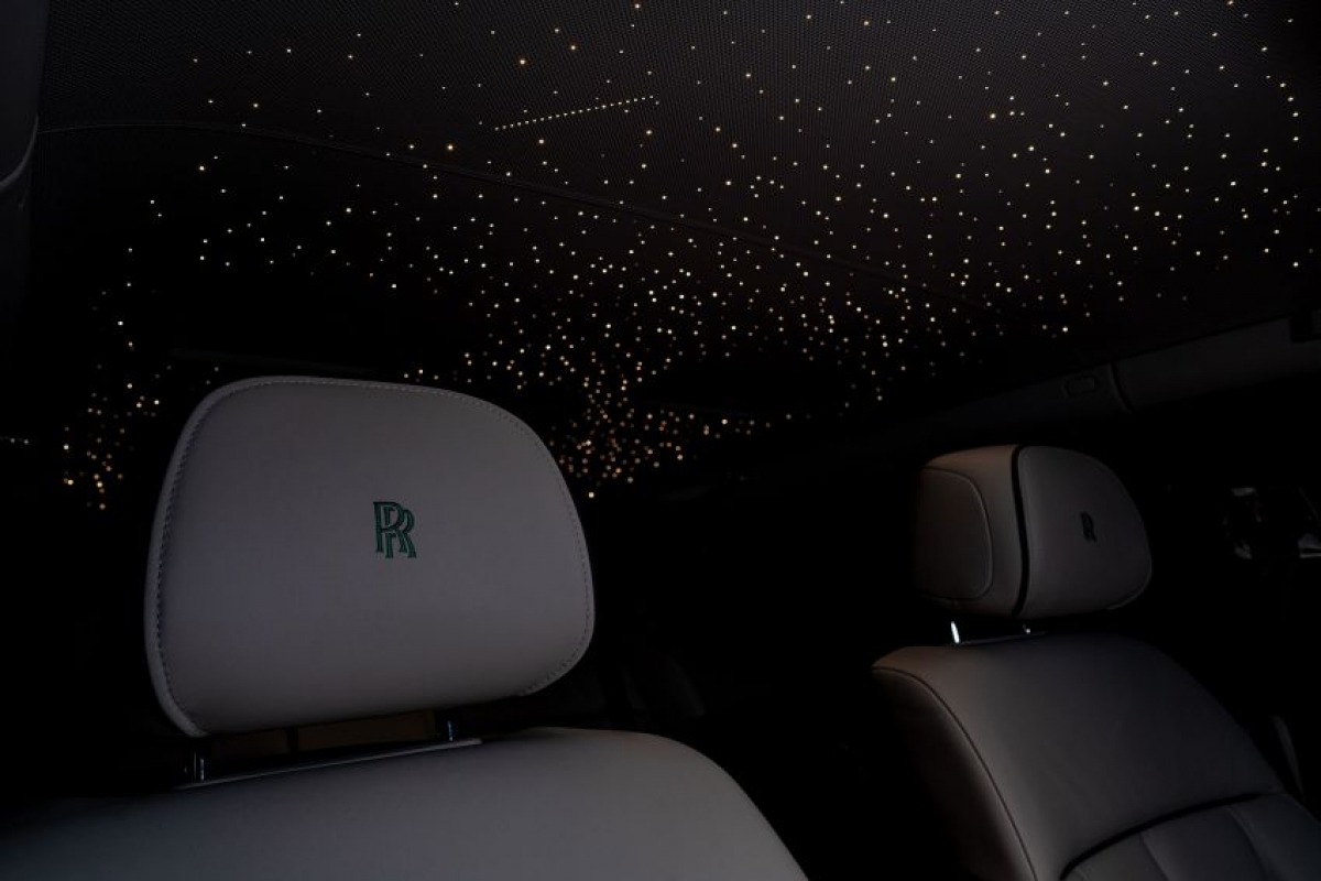 Cận cảnh tuyệt phẩm Roll-Royce Phantom Iridescent Opulence với 3.000 chiếc lông vũ 9 Cận cảnh tuyệt phẩm Roll-Royce Phantom Iridescent Opulence với 3.000 chiếc lông vũ 9