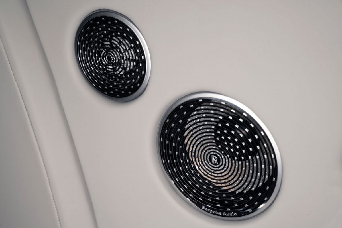 Cận cảnh tuyệt phẩm Roll-Royce Phantom Iridescent Opulence với 3.000 chiếc lông vũ 8 Cận cảnh tuyệt phẩm Roll-Royce Phantom Iridescent Opulence với 3.000 chiếc lông vũ 8