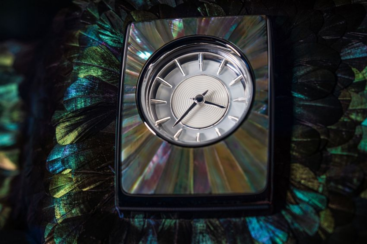 Cận cảnh tuyệt phẩm Roll-Royce Phantom Iridescent Opulence với 3.000 chiếc lông vũ 7 Cận cảnh tuyệt phẩm Roll-Royce Phantom Iridescent Opulence với 3.000 chiếc lông vũ 7