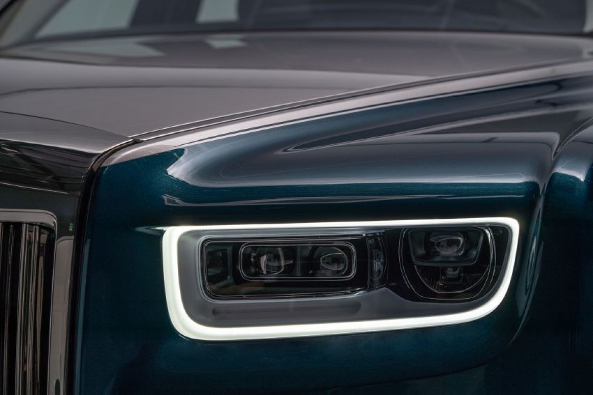 Cận cảnh tuyệt phẩm Roll-Royce Phantom Iridescent Opulence với 3.000 chiếc lông vũ 6 Cận cảnh tuyệt phẩm Roll-Royce Phantom Iridescent Opulence với 3.000 chiếc lông vũ 6