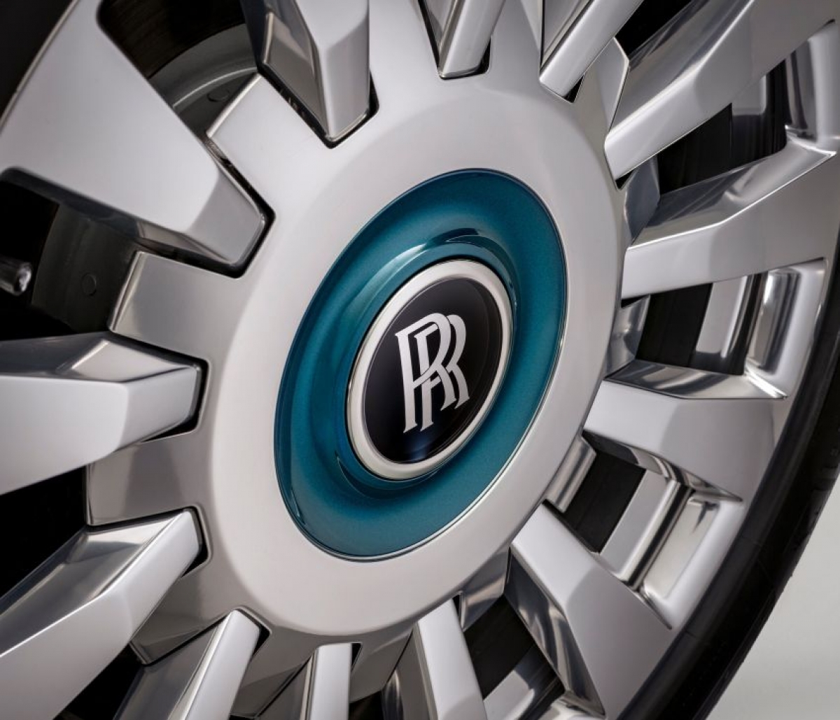 Cận cảnh tuyệt phẩm Roll-Royce Phantom Iridescent Opulence với 3.000 chiếc lông vũ 5