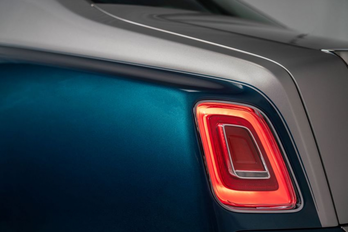 Cận cảnh tuyệt phẩm Roll-Royce Phantom Iridescent Opulence với 3.000 chiếc lông vũ 3 Cận cảnh tuyệt phẩm Roll-Royce Phantom Iridescent Opulence với 3.000 chiếc lông vũ 3