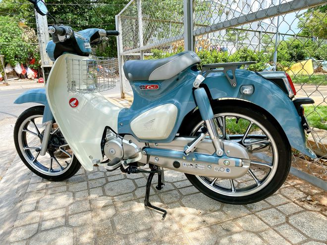 Ngắm nhìn Honda Super Cub bản đen tuyền: Đẳng cấp của một huyền thoại 1 Ngắm nhìn Honda Super Cub bản đen tuyền: Đẳng cấp của một huyền thoại 1