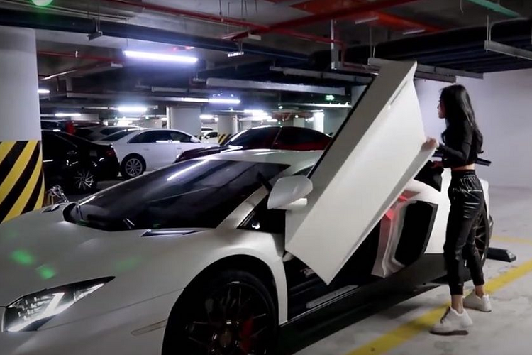 Lamborghini Aventador siêu hiếm đọ dáng cùng mỹ nhân 9x: Cặp đôi đẹp mỹ mãn của làng xe Việt 3 Lamborghini Aventador siêu hiếm đọ dáng cùng mỹ nhân 9x: Cặp đôi đẹp mỹ mãn của làng xe Việt 3