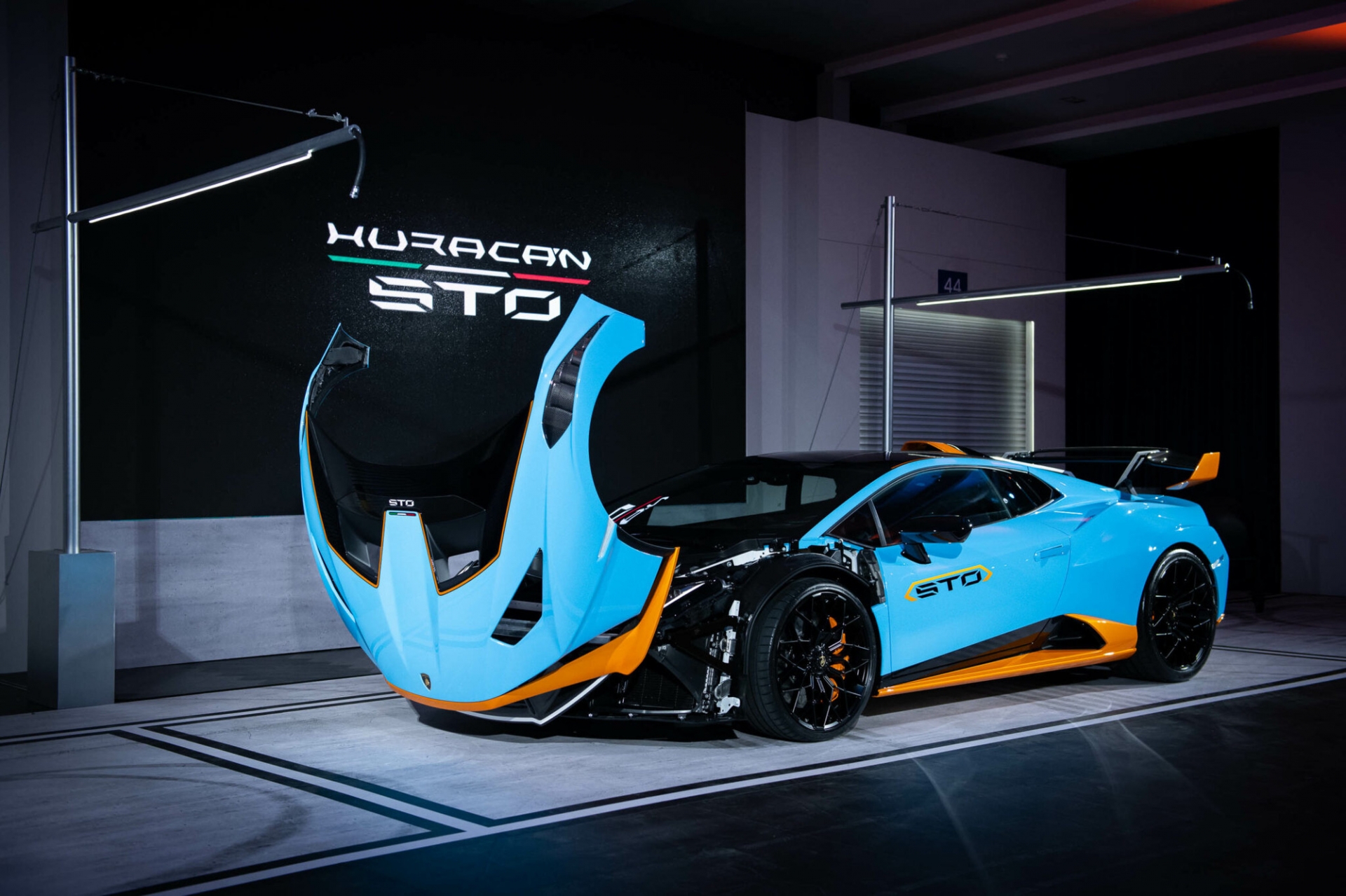 Lamborghini phiên bản xe đua đầu tiên đã có chủ sở hữu 3 Lamborghini phiên bản xe đua đầu tiên đã có chủ sở hữu 3