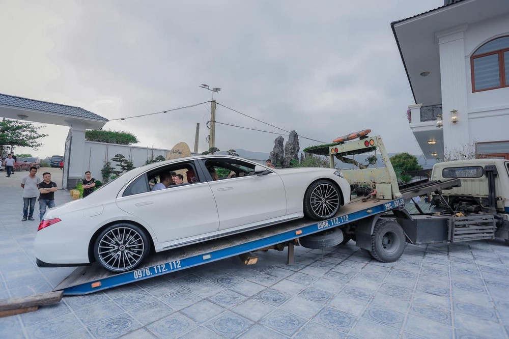 Chủ vườn lan đột biến sắm liền một cặp Mercedes siêu khủng làm quà tặng sinh nhật 3 Chủ vườn lan đột biến sắm liền một cặp Mercedes siêu khủng làm quà tặng sinh nhật 3
