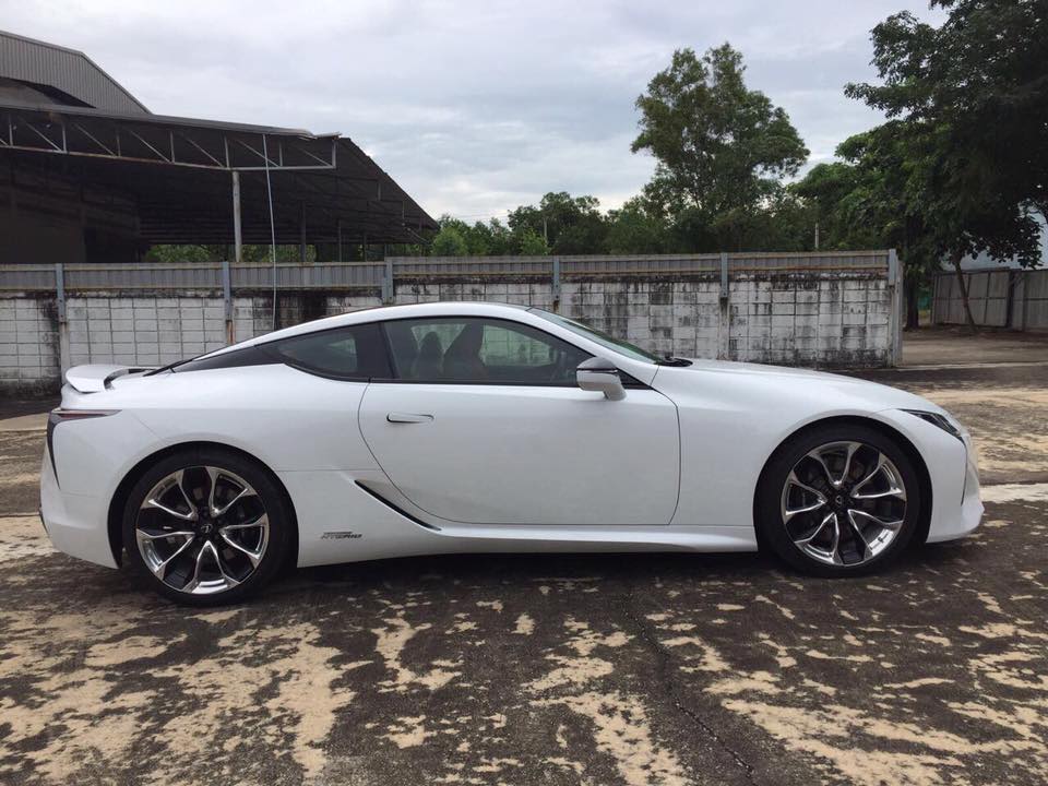 Mới lăn bánh hơn 1300 km Lexus LC 500H độc nhất được rao bán với giá không ngờ, xe có gì đặt biệt 2 Mới lăn bánh hơn 1300 km Lexus LC 500H độc nhất được rao bán với giá không ngờ, xe có gì đặt biệt 2