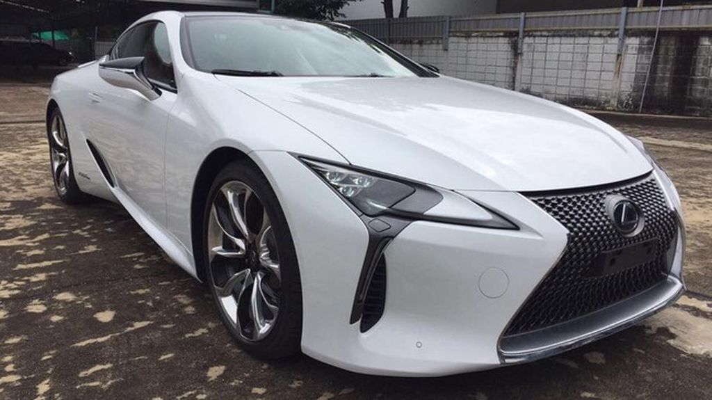 Mới lăn bánh hơn 1300 km Lexus LC 500H độc nhất được rao bán với giá không ngờ, xe có gì đặt biệt 1 Mới lăn bánh hơn 1300 km Lexus LC 500H độc nhất được rao bán với giá không ngờ, xe có gì đặt biệt 1