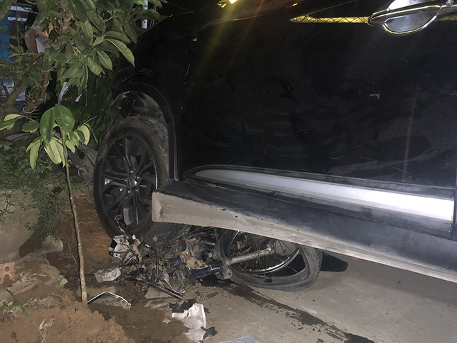 Mitsubishi Outlander mới cứng bị biến thành 'xe điên' trong tích tắc, 7 người thương vong 3 Mitsubishi Outlander mới cứng bị biến thành 'xe điên' trong tích tắc, 7 người thương vong 3