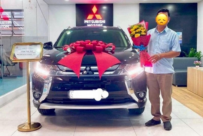 Mitsubishi Outlander mới cứng bị biến thành 'xe điên' trong tích tắc, 7 người thương vong 4 Mitsubishi Outlander mới cứng bị biến thành 'xe điên' trong tích tắc, 7 người thương vong 4
