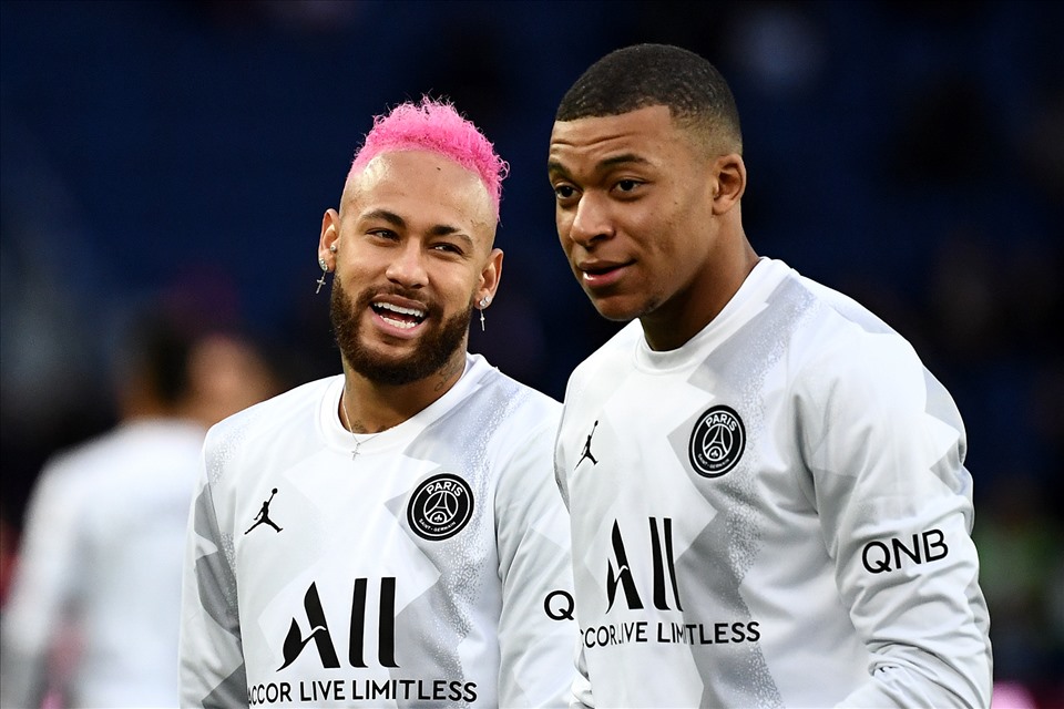 Thế giới bóng đá đang đảo lộn chóng mặt: Messi, Ronaldo méo mặt, Neymar mở cờ trong lòng 2 Thế giới bóng đá đang đảo lộn chóng mặt: Messi, Ronaldo méo mặt, Neymar mở cờ trong lòng 2
