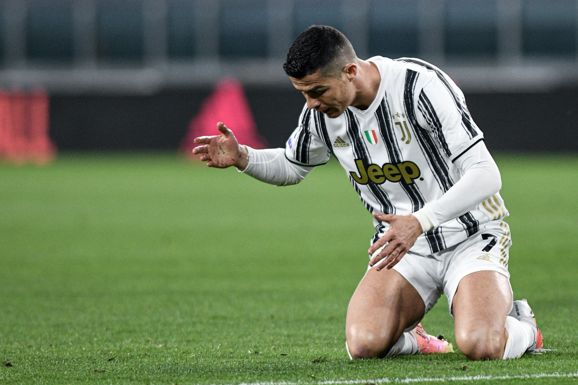 Ronaldo càng chơi càng tệ, bị người hâm mộ Juventus tẩy chay thẳng thừng  2