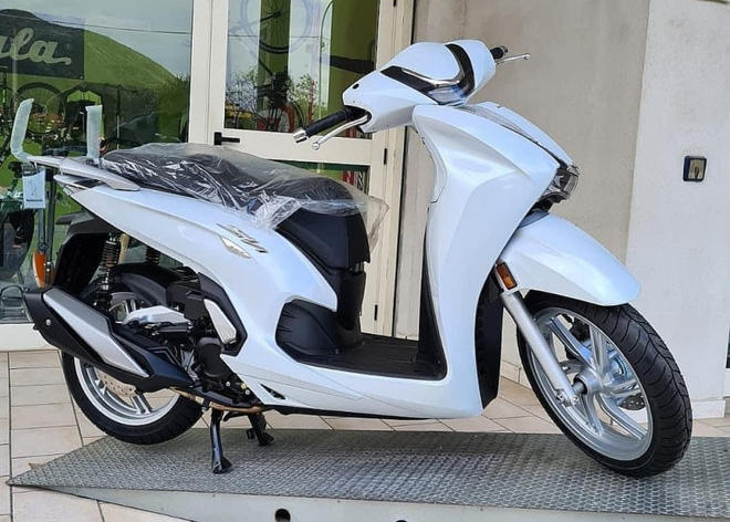 SH 350i đầu tiên có mặt tại Việt Nam: Chiếc tay ga chỉ dành cho đại gia thực thụ 5 SH 350i đầu tiên có mặt tại Việt Nam: Chiếc tay ga chỉ dành cho đại gia thực thụ 5