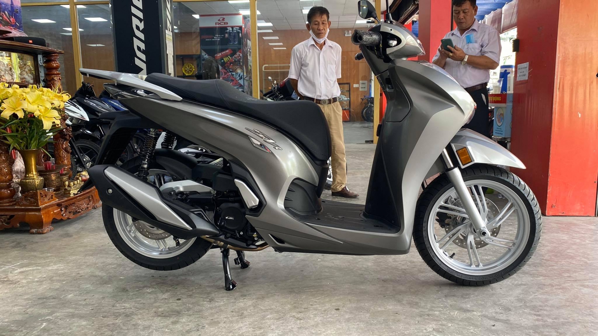 SH 350i đầu tiên có mặt tại Việt Nam: Chiếc tay ga chỉ dành cho đại gia thực thụ 1 SH 350i đầu tiên có mặt tại Việt Nam: Chiếc tay ga chỉ dành cho đại gia thực thụ 1