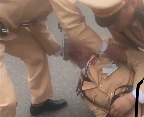 Hà Nội: Đôi nam nữ vượt đèn đỏ đâm một cảnh sát giao thông bị thương 2