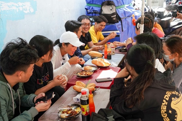 H'Hen Niê chiêu đãi trẻ em nghèo món ăn là niềm tự hào của Việt Nam 6