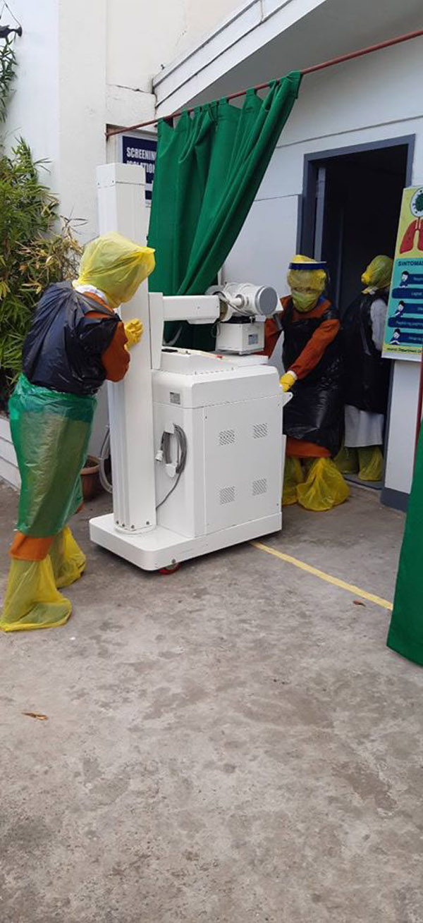 Bác sĩ Philippine chế đồ bảo hộ từ túi đựng rác, kiên trì chiến đấu chống dịch 3