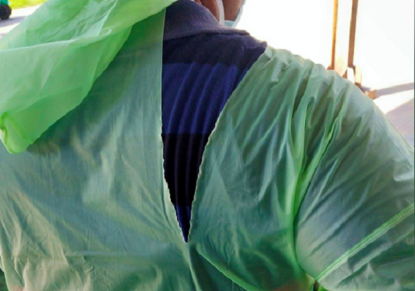 Xót xa hình ảnh bác sĩ Ấn Độ dùng áo mưa, mũ bảo hiểm cứu người nhiễm Covid-19 1