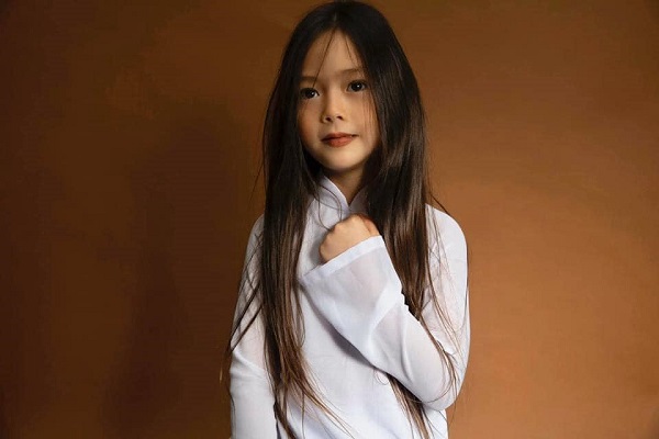 Con gái lai tây của Đoan Trang gây 'sốt' khi lần đầu mặc áo dài trắng, thần thái gây chú ý 2