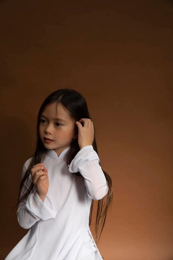 Con gái lai tây của Đoan Trang gây 'sốt' khi lần đầu mặc áo dài trắng, thần thái gây chú ý 5