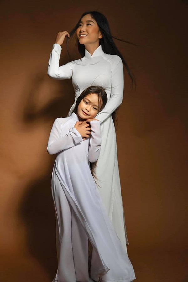 Con gái lai tây của Đoan Trang gây 'sốt' khi lần đầu mặc áo dài trắng, thần thái gây chú ý 3