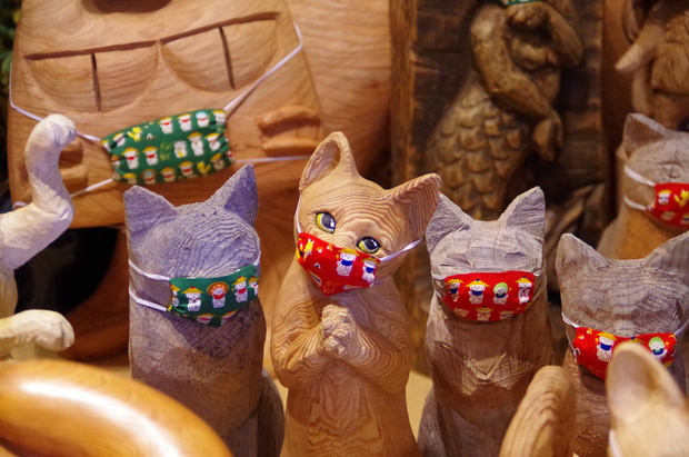 Ngôi đền ở Nhật Bản may khẩu trang cho mèo gỗ chống dịch 2