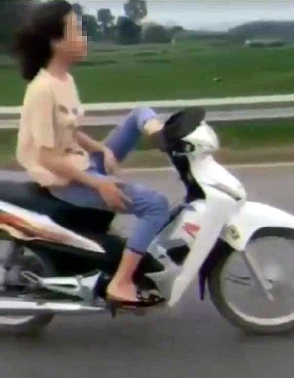 Triệu tập nữ sinh điều khiển xe máy bằng một chân 1