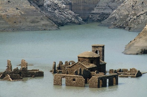 Bí ẩn thị trấn 'ma' xuất hiện sau gần 1 thế kỷ bị đập nước 'nuốt chửng' 3