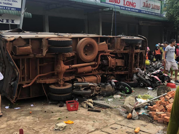 2 xe tải và ô tô con va chạm rồi lao vào chợ khiến 3 người chết 7 người bị thương 1