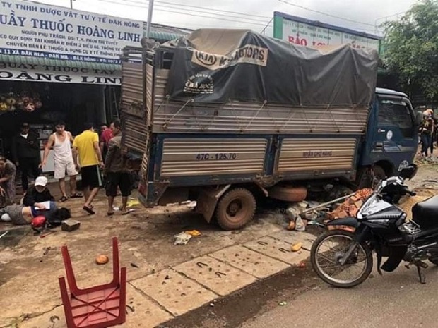 2 xe tải và ô tô con va chạm rồi lao vào chợ khiến 3 người chết 7 người bị thương 4