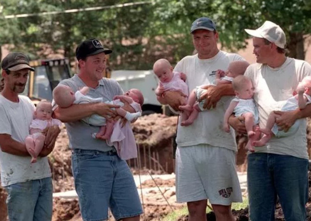 Ngỡ ngàng cuộc sống sau 23 năm của gia đình có ca sinh 7 đầu tiên trên thế giới 9