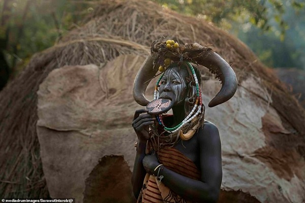 Truyền thống lạ đeo trang sức cho môi của bộ tộc Suri 2