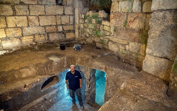 Theo dấu loạt căn phòng bí ẩn 2.000 năm tuổi thông nhau trên vách đá cheo leo  2