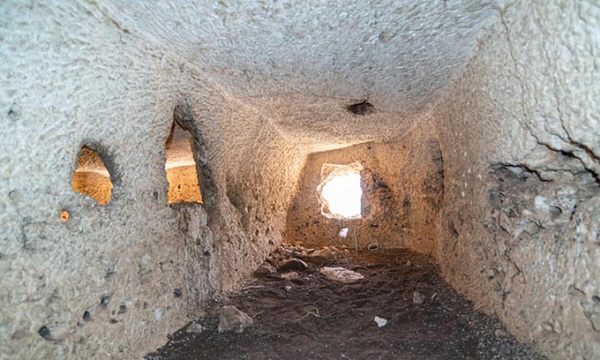 Theo dấu loạt căn phòng bí ẩn 2.000 năm tuổi thông nhau trên vách đá cheo leo  1