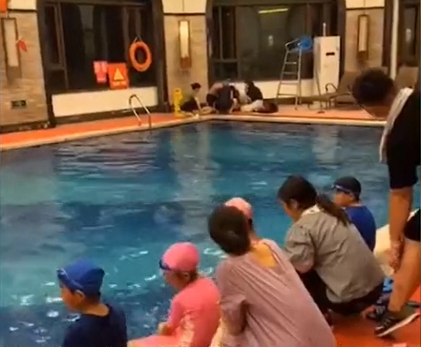 10 phút vùng vẫy dưới nước vẫn không ai phát hiện, bé trai nhận cái kết đau lòng 1
