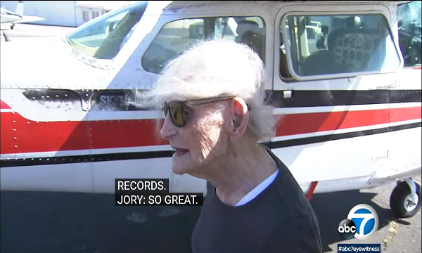 Cụ bà 99 tuổi gây chú ý khi dạy lái máy bay cho chàng phi công trẻ 1