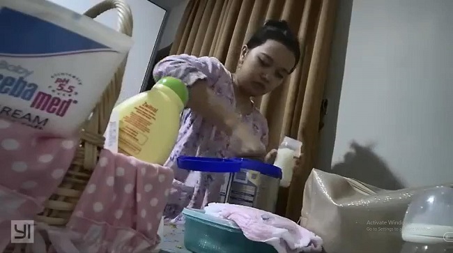 Phẫn nộ clip người giúp việc có hành động mất vệ sinh vào sữa của con chủ nhà 1