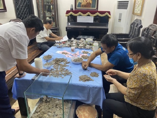 Khởi công đào móng nhà, thợ xây tìm thấy 100kg tiền xu cổ ở Hà Tĩnh 2