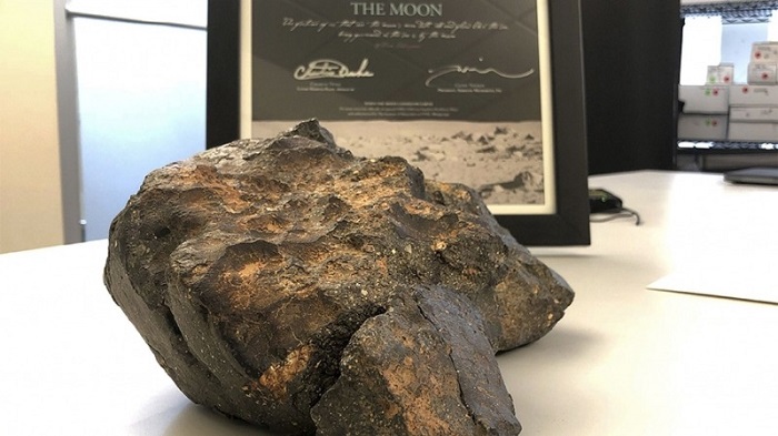 Cục đá xù xì 'du hành' từ Mặt Trăng xuống Trái Đất được đấu giá 11,6 tỷ đồng 1