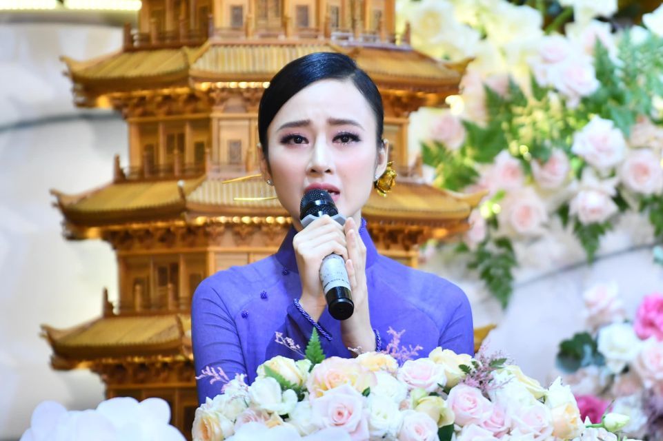'Bà mẹ nhí' Angela Phương Trinh xuất hiện nền nã trong ngày Vu Lan, nhan sắc gây ngỡ ngàng 3