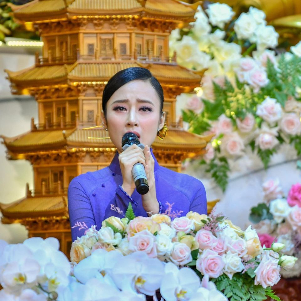 'Bà mẹ nhí' Angela Phương Trinh xuất hiện nền nã trong ngày Vu Lan, nhan sắc gây ngỡ ngàng 4