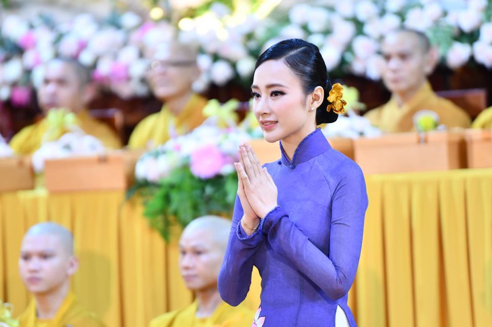 'Bà mẹ nhí' Angela Phương Trinh xuất hiện nền nã trong ngày Vu Lan, nhan sắc gây ngỡ ngàng 1
