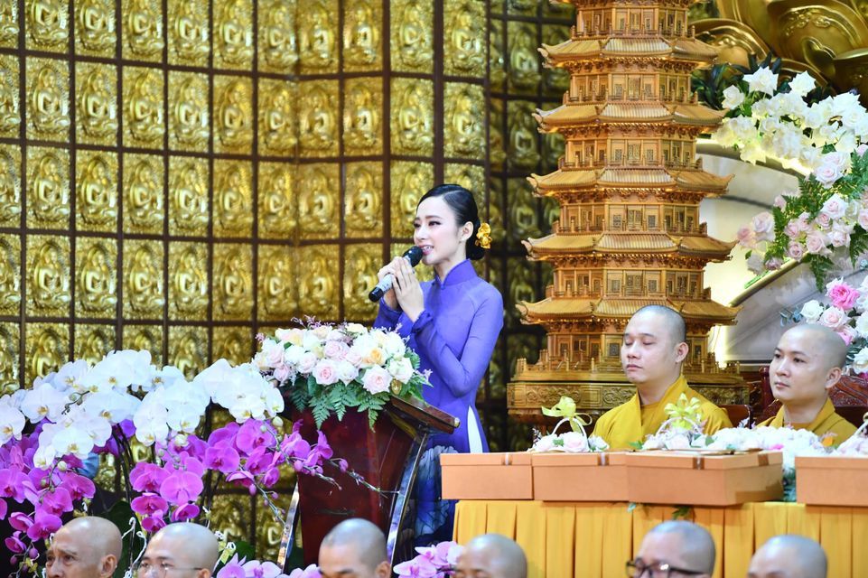 'Bà mẹ nhí' Angela Phương Trinh xuất hiện nền nã trong ngày Vu Lan, nhan sắc gây ngỡ ngàng 2