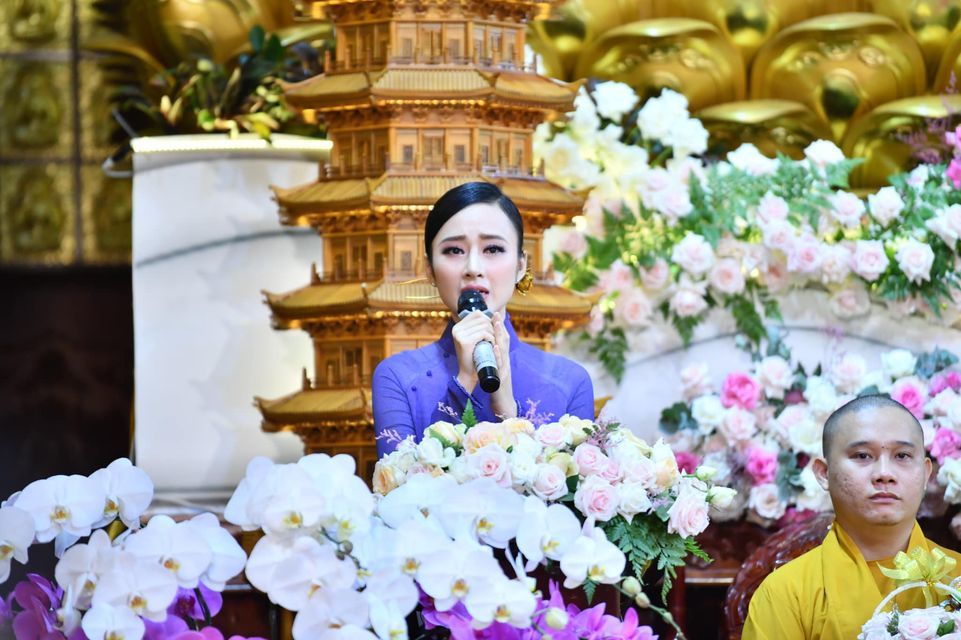 'Bà mẹ nhí' Angela Phương Trinh xuất hiện nền nã trong ngày Vu Lan, nhan sắc gây ngỡ ngàng 5