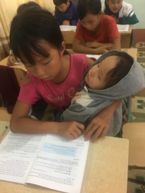 Cay mắt nghe câu chuyện bé gái Lai Châu: Tay viết bài, tay bế em và giấc mơ con chữ 1