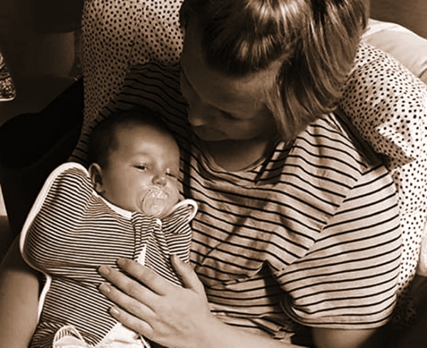 Bố hôn nhẹ vào môi con, bé gái 8 tuần phải nhập viện điều trị 6 tháng 1