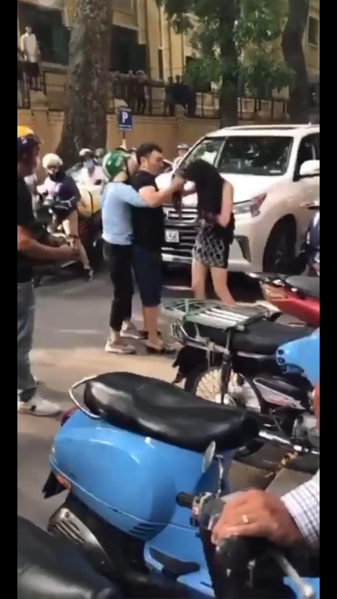 Hàng xóm phố Lý Nam Đế tung clip góc quay khác vụ bắt gian 'tuesday' từ xe Lexus  2